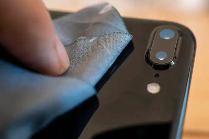 how to clean a phone camera lens with a microfiber cloth